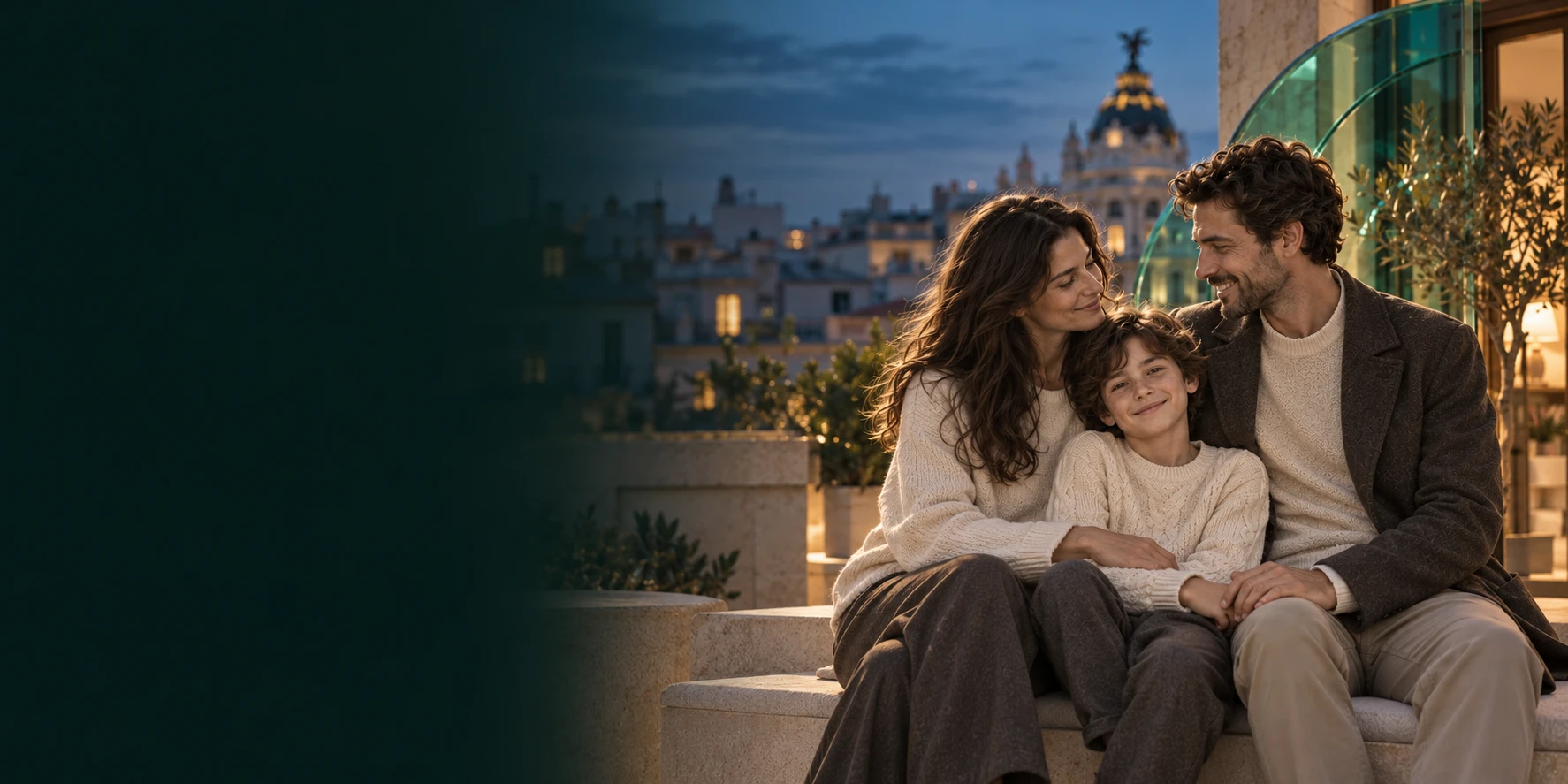 Концептуальний образ родини разом на вечірній терасі в Мадриді зі смарагдовою скляною аркою. Не фото клієнтів.